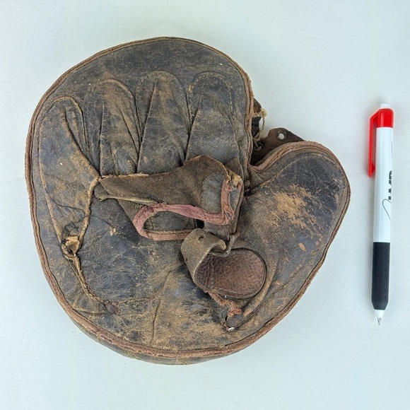 1920s Antique Leather Catcher's‎ Mitt Fully Paded Pillow Style - Picture 2 of 8